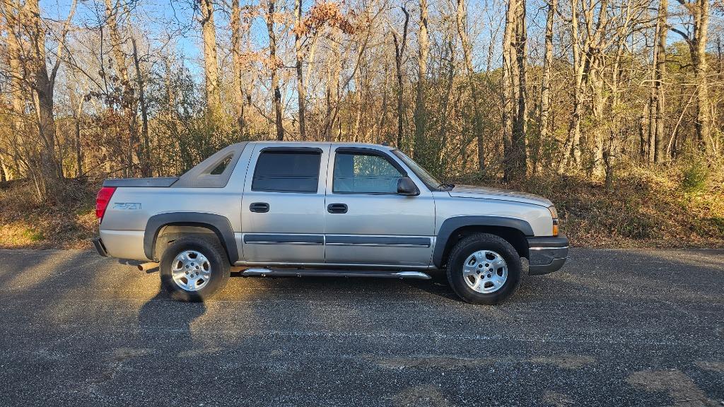 2004 Chevrolet Avalanche Base